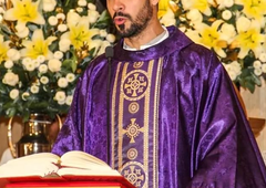 Ženske po vsem svetu se strinjajo: "To je najlepši duhovnik na svetu"