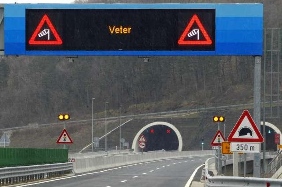 Previdno na cesti! Zaradi močne burje se je prevrnilo več tovornjakov (promet je oviran) (foto: STA)