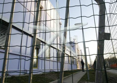 Teroristično dejanje v Ljubljani: Moški pred azilnim domom grozil, da se bo razstrelil