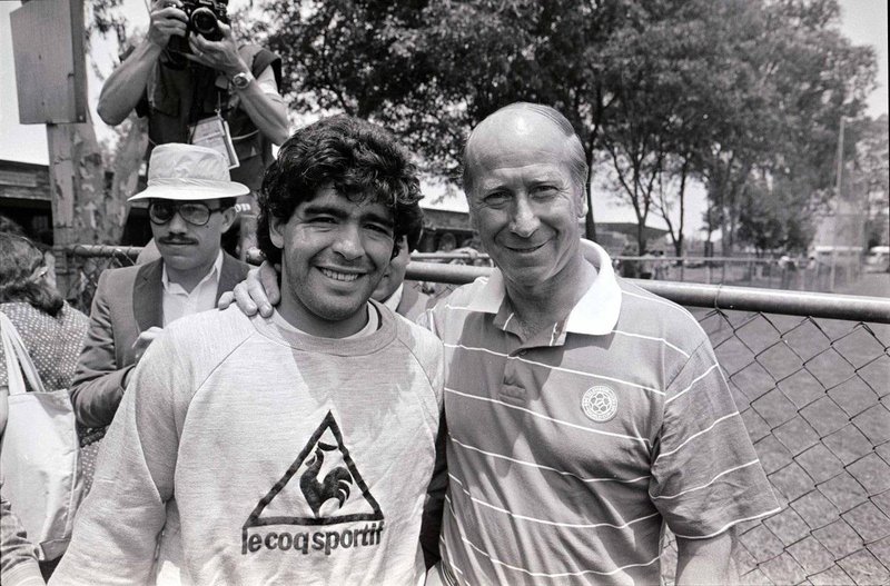 Dva nesmrtna: Bobby Charlton in Diego Maradona.