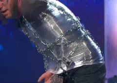 Ojoj, na odru Talentov si bo izpahnil rami in palca