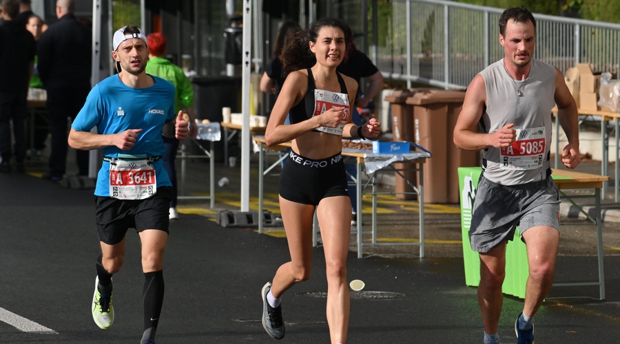 Znani so zmagovalci ljubljanskega maratona, med tekači je dajal vse od sebe tudi Borut Pahor (foto: Bobo)