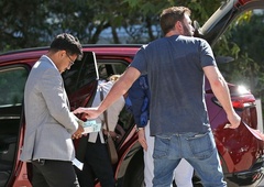 Uslužbenec parkirišča ni mogel verjeti, kako visoko napitnino mu je pustil Ben Affleck