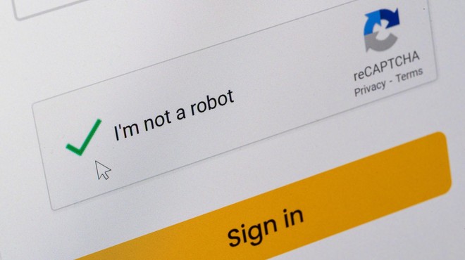 Strašljivo, kaj se v resnici zgodi, ko potrdite, da "niste robot" (foto: Profimedia)