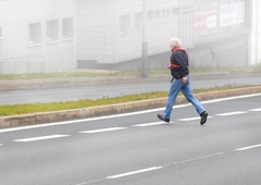 Zunaj prehoda zbila pešca in odpeljala naprej, zdaj jo išče policija