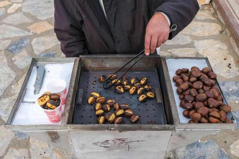 Prodaja pečenega kostanja je odvisna predvsem od vremena.