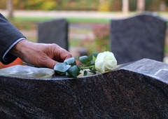 Šok na pogrebu: ko je mama želela pokopati umorjenega najstniškega sina, je prejela klic, ki je spremenil vse