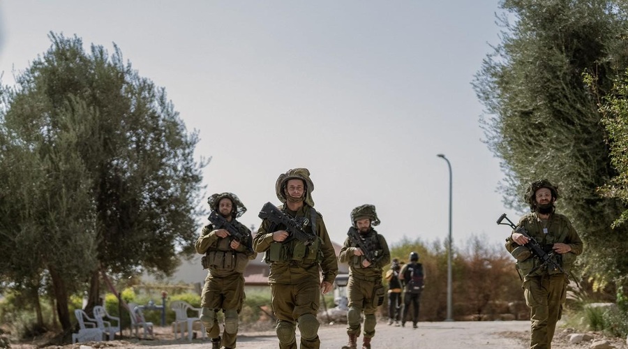 Izraelska vojska vstopila v Gazo: v spopadu s Hamasom uničena dva buldožerja in tudi tank (foto: Profimedia)