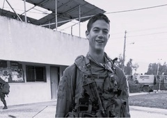 Junaški Britanec minute pred smrtjo reševal ljudi pred Hamasom: "Boril se je do zadnjega diha"