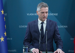 Koalicijski trojček danes za skupno mizo: lahko pričakujemo rekonstrukcijo vlade?