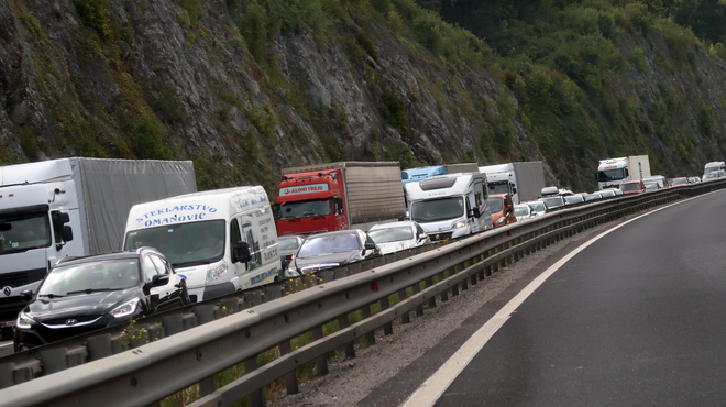 Razmere na slovenskih cestah: zastoj zaradi okvare vozila, gneča na vpadnicah v mestna središča (foto: Bobo)