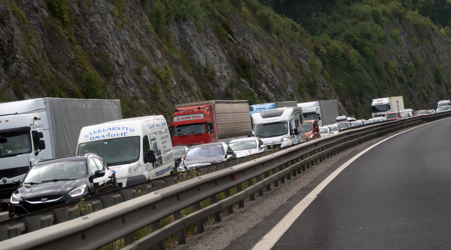 Razmere na slovenskih cestah: zastoj zaradi okvare vozila, gneča na vpadnicah v mestna središča (foto: Bobo)