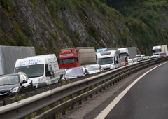 Razmere na slovenskih cestah: zastoj zaradi okvare vozila, gneča na vpadnicah v mestna središča