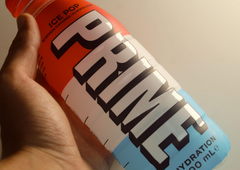 Med otroki zelo popularno pijačo Prime preiskuje inšpekcija: za oceno tveganja zaprosili tudi NIJZ