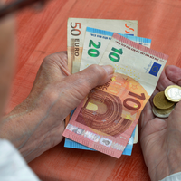 Dobra novica za upokojence: na račun bodo prejeli višjo pokojnino, toliko bo znašala