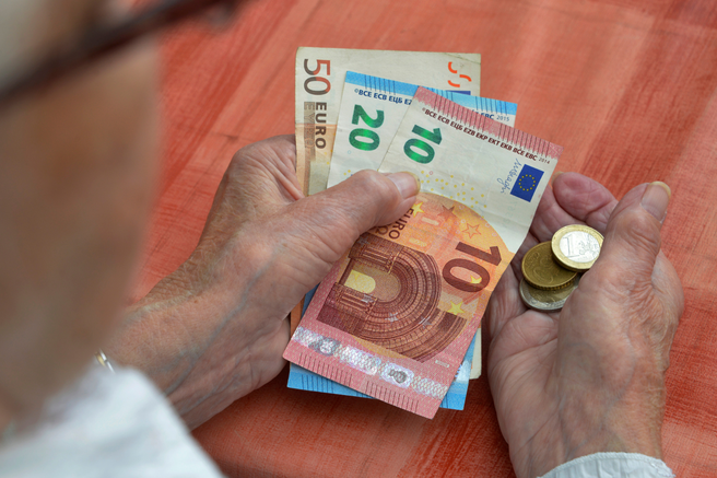 Upokojenci bodo poleg pokojnin prejeli tudi letni dodatek, toliko bo znašal