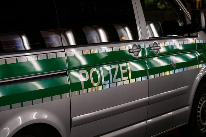 Grozovit prizor pred nogometno tekmo: policija je ustrelila človeka, ki je v rokah nosil ...
