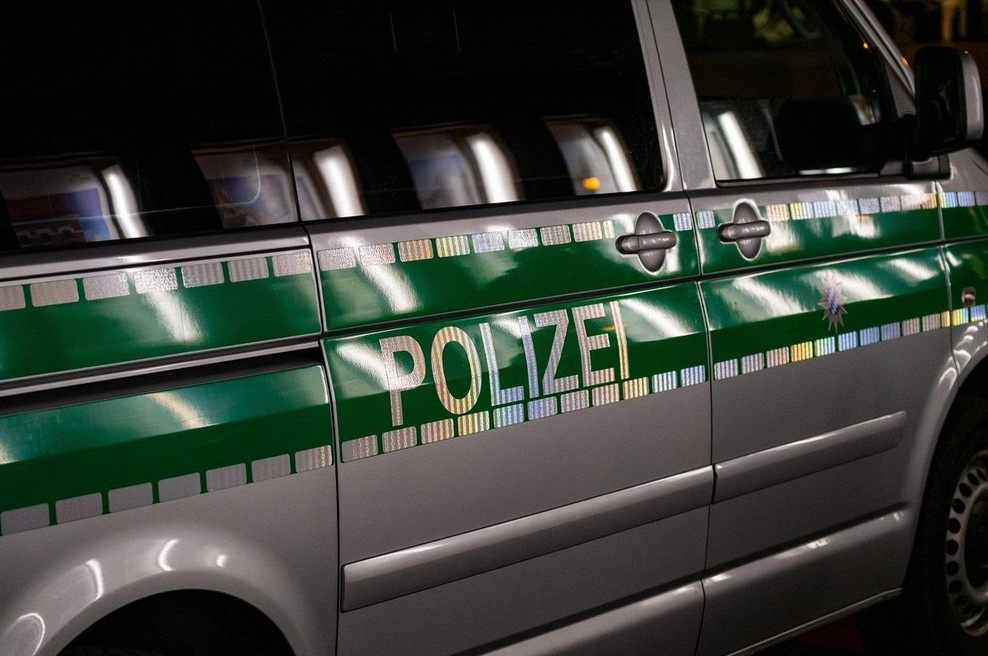 Grozovit prizor pred nogometno tekmo: policija je ustrelila človeka, ki je v rokah nosil ... (foto: Profimedia)