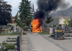 VIDEO: Na pokopališču zagorelo, posredovati je moralo 30 gasilcev
