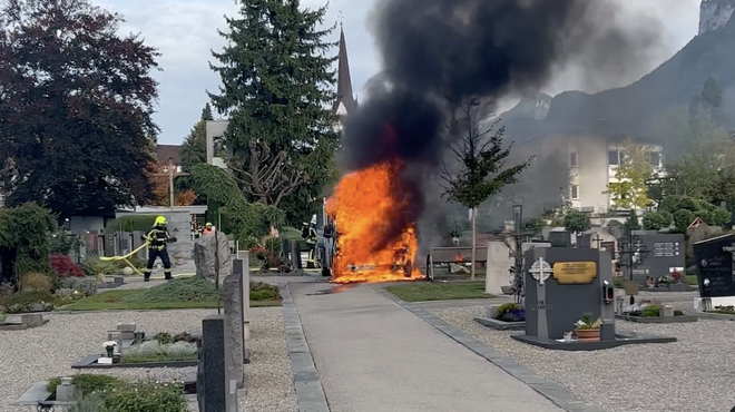 VIDEO: Na pokopališču zagorelo, posredovati je moralo 30 gasilcev (foto: Instagram/feuerwehrgoetzis/posnetek zaslona)