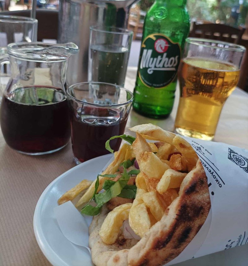 Na veliko veselje številnih turistov, pa je cena grškega souvlakija še vedno med 2,50 in 2,90 evra.