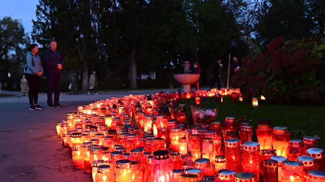 Ni groba brez sveč: a kaj se zgodi z njimi, ko odslužijo svoj namen? (foto: Žiga Živulović jr. /Bobo)