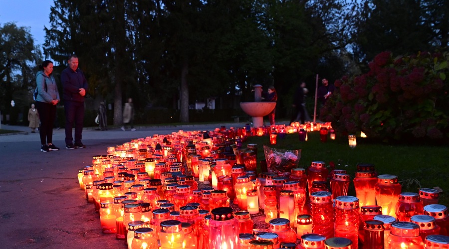 Ni groba brez sveč: a kaj se zgodi z njimi, ko odslužijo svoj namen? (foto: Žiga Živulović jr. /Bobo)