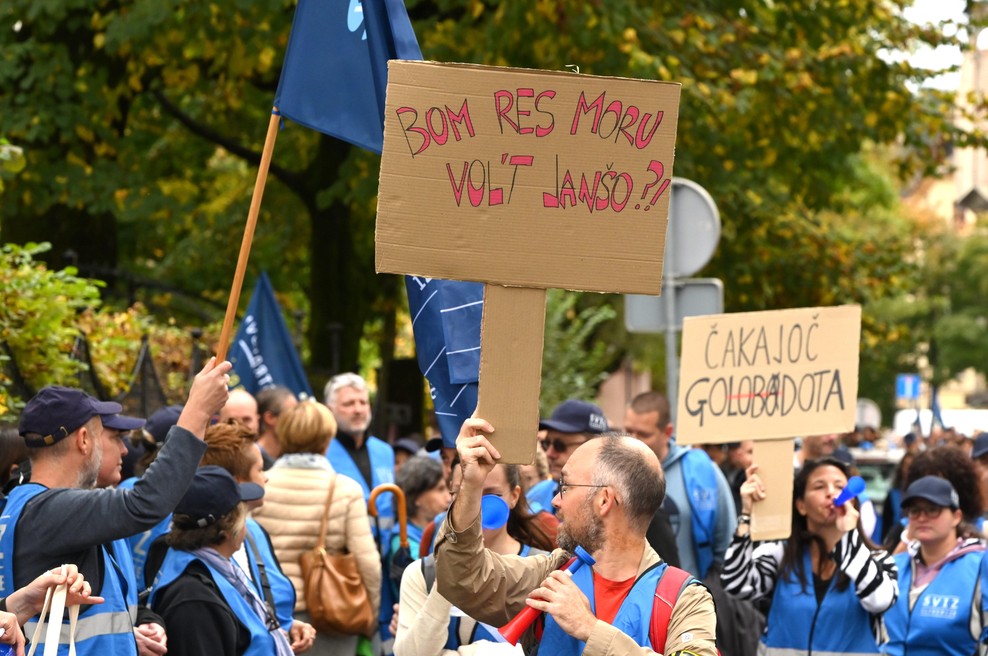 Protest pred vlado, na ulicah okrog 1.500 ljudi: "Bom res moral voliti Janšo?!" (foto: Žiga Živulovič jr./Bobo)