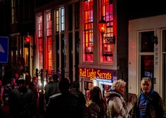 Dovolj imajo voajerjev in mrtvo pijanih turistov: znamenita rdeča četrt v Amsterdamu naj bi se poslovila