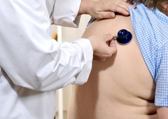 Spet se širi nevarna otroška bolezen: dojenček končal v bolnišnici, šolar utrpel hude nevrološke zaplete