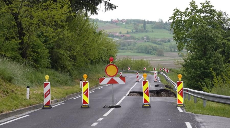 Je to vaša pot v službo? Ceste zaprte zaradi poplavljenosti in zemeljskega plazu (foto: Bobo)