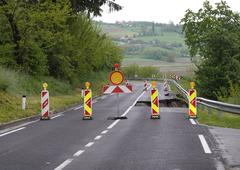 Je to vaša pot v službo? Ceste zaprte zaradi poplavljenosti in zemeljskega plazu