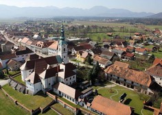 Zbor zaradi poteze, ki dviguje ogromno prahu: v tej slovenski občini želijo preseliti prebivalce kar 150 hiš!