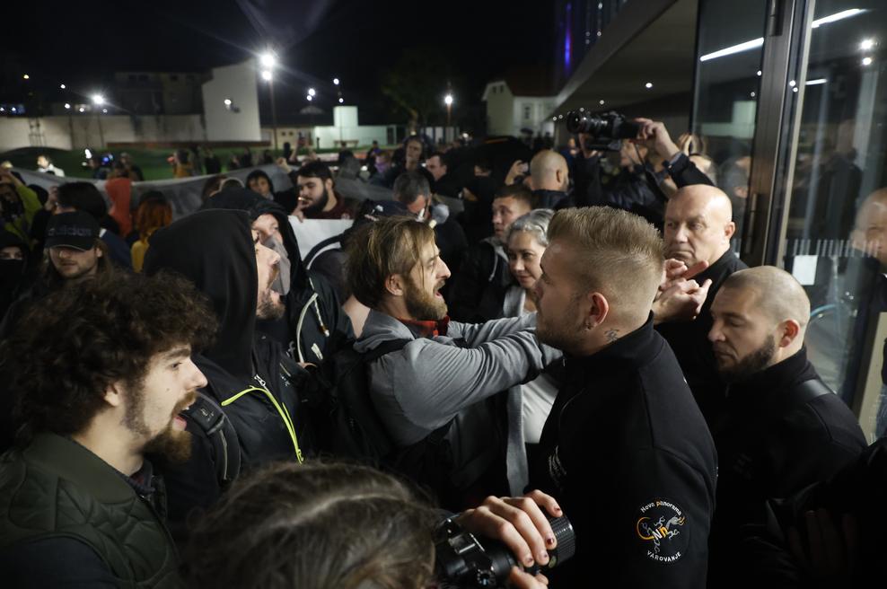 V Centru Rog so se ostro odzvali na včerajšnji nasilni protest: "To bo davkoplačevalce stalo več kot 30.000 evrov" (foto: Borut Živulovič/Bobo)