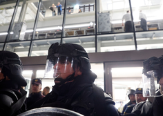 Na otvoritvi novega centra Rog večje število protestnikov: vhod v center varuje posebna enota policije (FOTO)