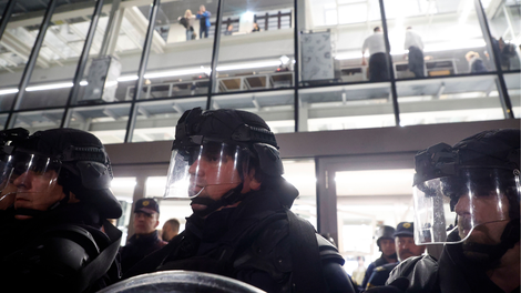 Na otvoritvi novega centra Rog večje število protestnikov: vhod v center varuje posebna enota policije (FOTO)