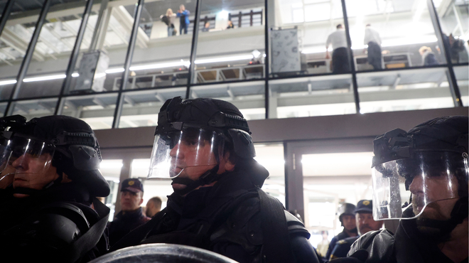 Na otvoritvi novega centra Rog večje število protestnikov: vhod v center varuje posebna enota policije (FOTO) (foto: Borut Živulovič/Bobo)