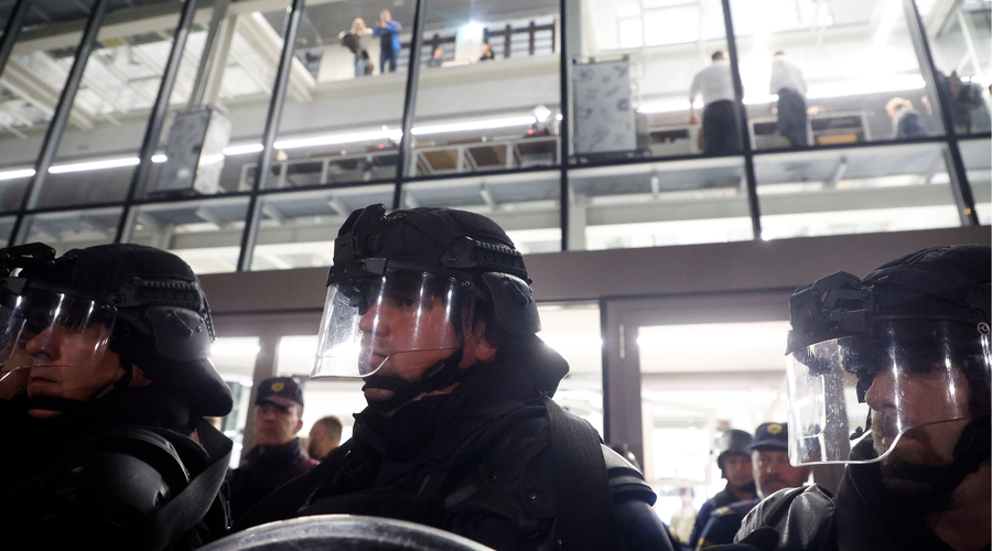 Na otvoritvi novega centra Rog večje število protestnikov: vhod v center varuje posebna enota policije (FOTO) (foto: Borut Živulovič/Bobo)