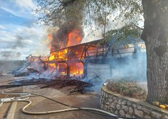 FOTO: Pogorel gospodarski objekt s sončno elektrarno, poškodovano osebo odpeljali v bolnišnico