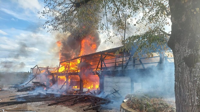 FOTO: Pogorel gospodarski objekt s sončno elektrarno, poškodovano osebo odpeljali v bolnišnico (foto: Facebook/GZ Črnomelj)