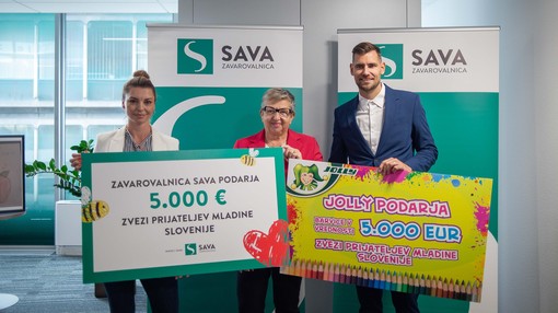 Zavarovalnica Sava in Jolly združila moči in Zvezi prijateljev mladine Slovenije namenila donacijo za socialno-humanitarni sklad Dedek Mraz
