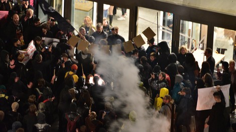 Protest pred Rogom: policija trdi, da je bila uporaba prisilnih sredstev upravičena