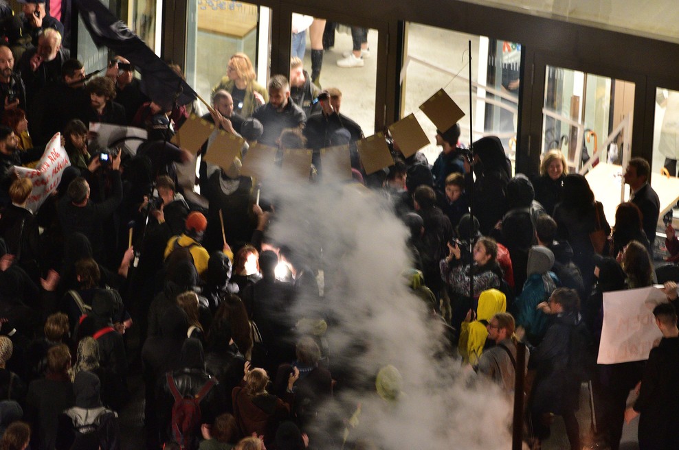 Protest pred Rogom: policija trdi, da je bila uporaba prisilnih sredstev upravičena (foto: Bobo)