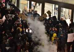 Protest pred Rogom: policija trdi, da je bila uporaba prisilnih sredstev upravičena