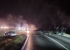 Huda prometna nesreča na Štajerskem: v trčenju treh vozil ena oseba umrla, več so jih odpeljali v bolnišnico