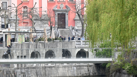 Drama v središču Ljubljane: moškega iz Ljubljanice reševali policisti in gasilci