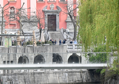 Drama v središču Ljubljane: moškega iz Ljubljanice reševali policisti in gasilci