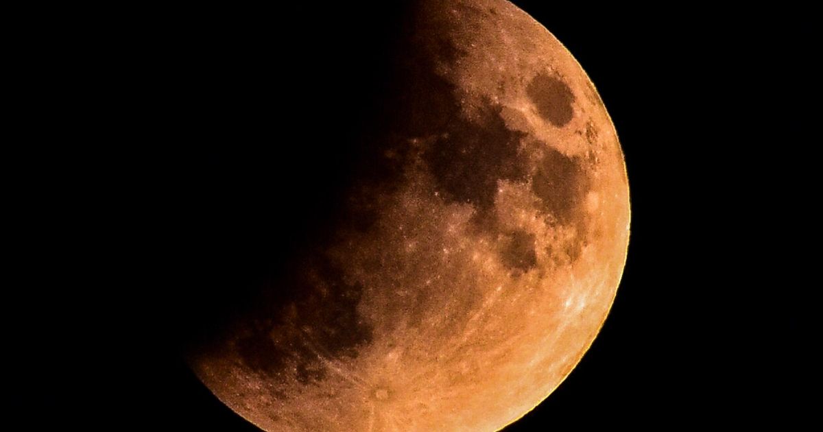 Opazujte lunin mrk razkrivamo, ob kateri uri ga boste najbolje videli