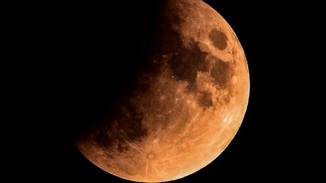 Opazujte lunin mrk: razkrivamo, ob kateri uri ga boste najbolje videli (in kako bo vplival na vaše počutje) (foto: Alen Milavec/Bobo)