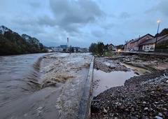 Vreme je naposled le pokazalo zobe: plazovi brzijo čez ceste, reke se razlivajo